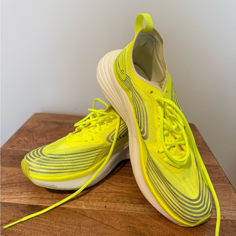 APL women’s running shoe